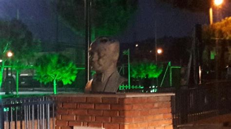 İ­z­m­i­r­­d­e­ ­A­t­a­t­ü­r­k­ ­b­ü­s­t­ü­n­e­ ­ç­i­r­k­i­n­ ­s­a­l­d­ı­r­ı­